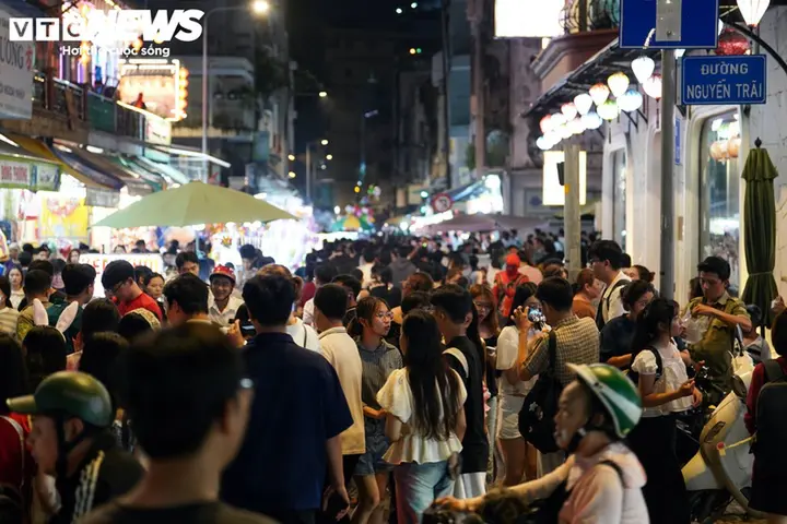 Hà Nội, TP.HCM rộn ràng đêm Trung thu, người dân nô nức xuống phố