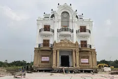 Cận cảnh 'thần đèn' di chuyển biệt thự 4 tầng nặng hàng trăm tấn ở Bắc Ninh