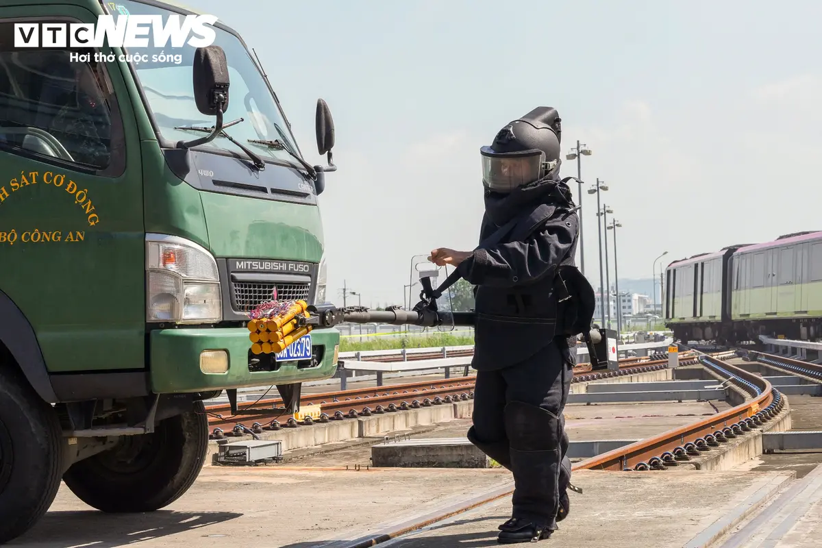 Cảnh sát đặc nhiệm đột kích, diễn tập giải cứu con tin trên metro Nhổn