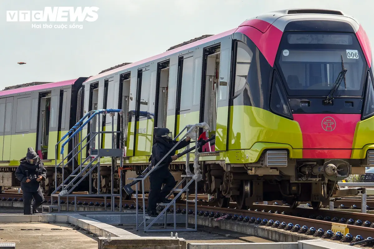 Cảnh sát đặc nhiệm đột kích, diễn tập giải cứu con tin trên metro Nhổn