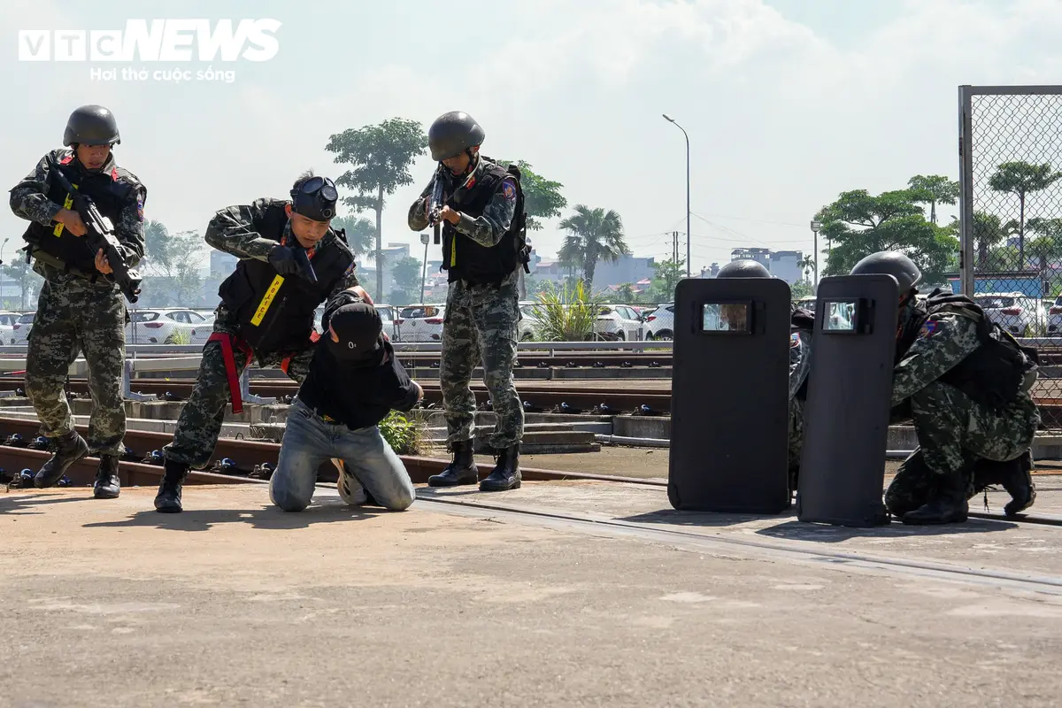 Cảnh sát đặc nhiệm đột kích, diễn tập giải cứu con tin trên metro Nhổn