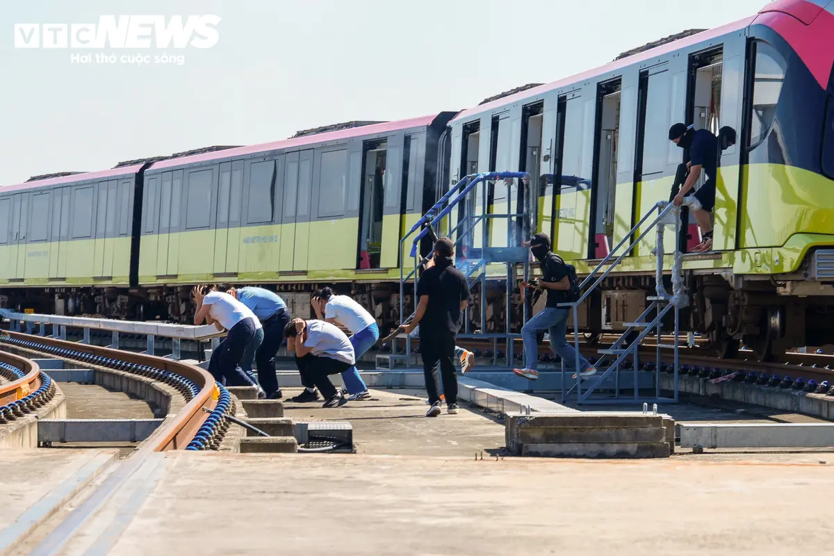 Cảnh sát đặc nhiệm đột kích, diễn tập giải cứu con tin trên metro Nhổn