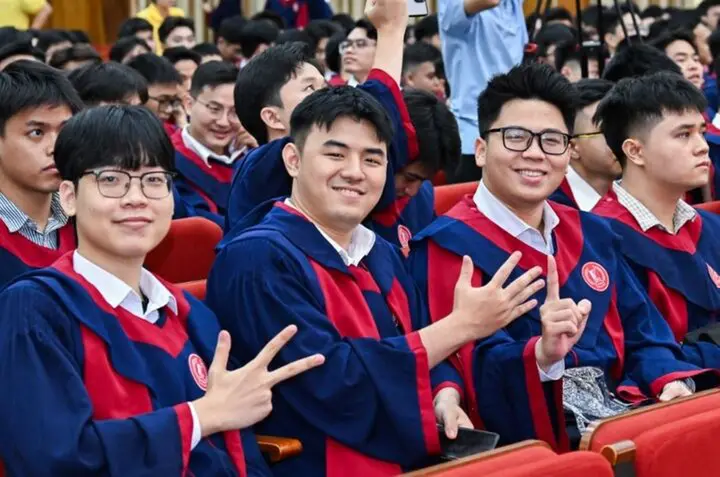 Bộ GD-ĐT nói rõ về 'học thạc sĩ chính quy không được làm việc toàn thời gian'