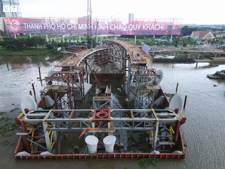 Tăng tốc thi công cầu đi bộ nghìn tỷ vượt sông Sài Gòn