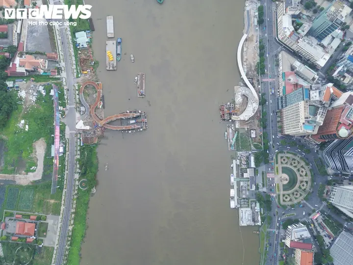 Tăng tốc thi công cầu đi bộ nghìn tỷ vượt sông Sài Gòn