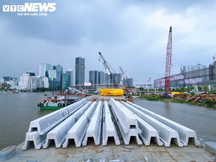 Tăng tốc thi công cầu đi bộ nghìn tỷ vượt sông Sài Gòn