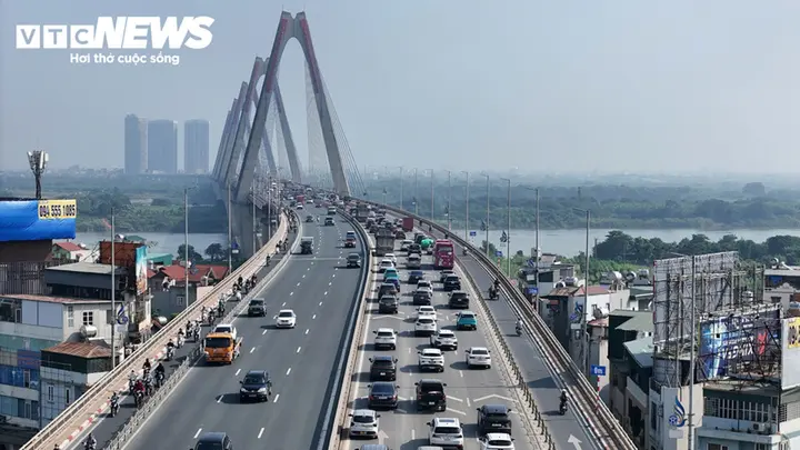Cầu Nhật Tân được sơn, kẻ loạt biển báo, vạch đo khoảng cách