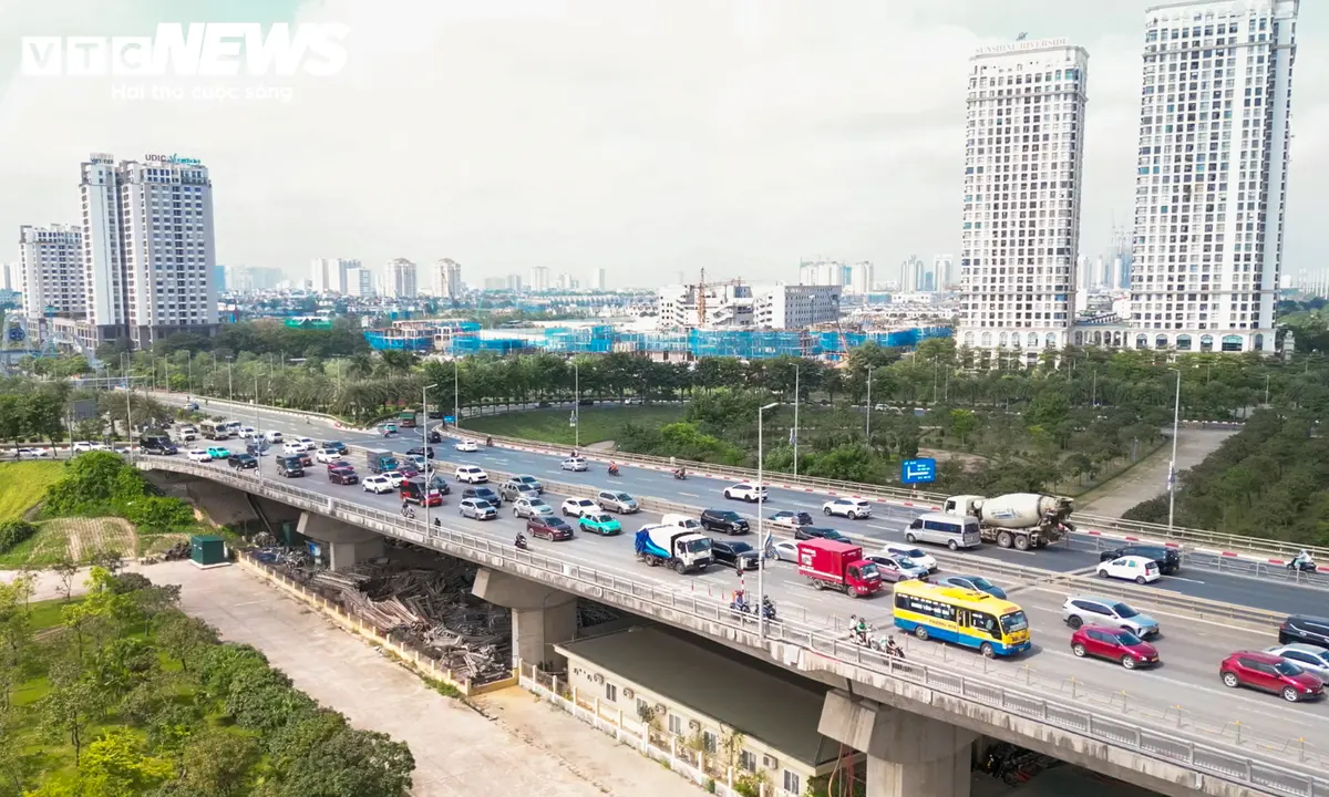 Ngày đầu giữ khoảng cách, ô tô nối đuôi, di chuyển chậm qua cầu Nhật Tân