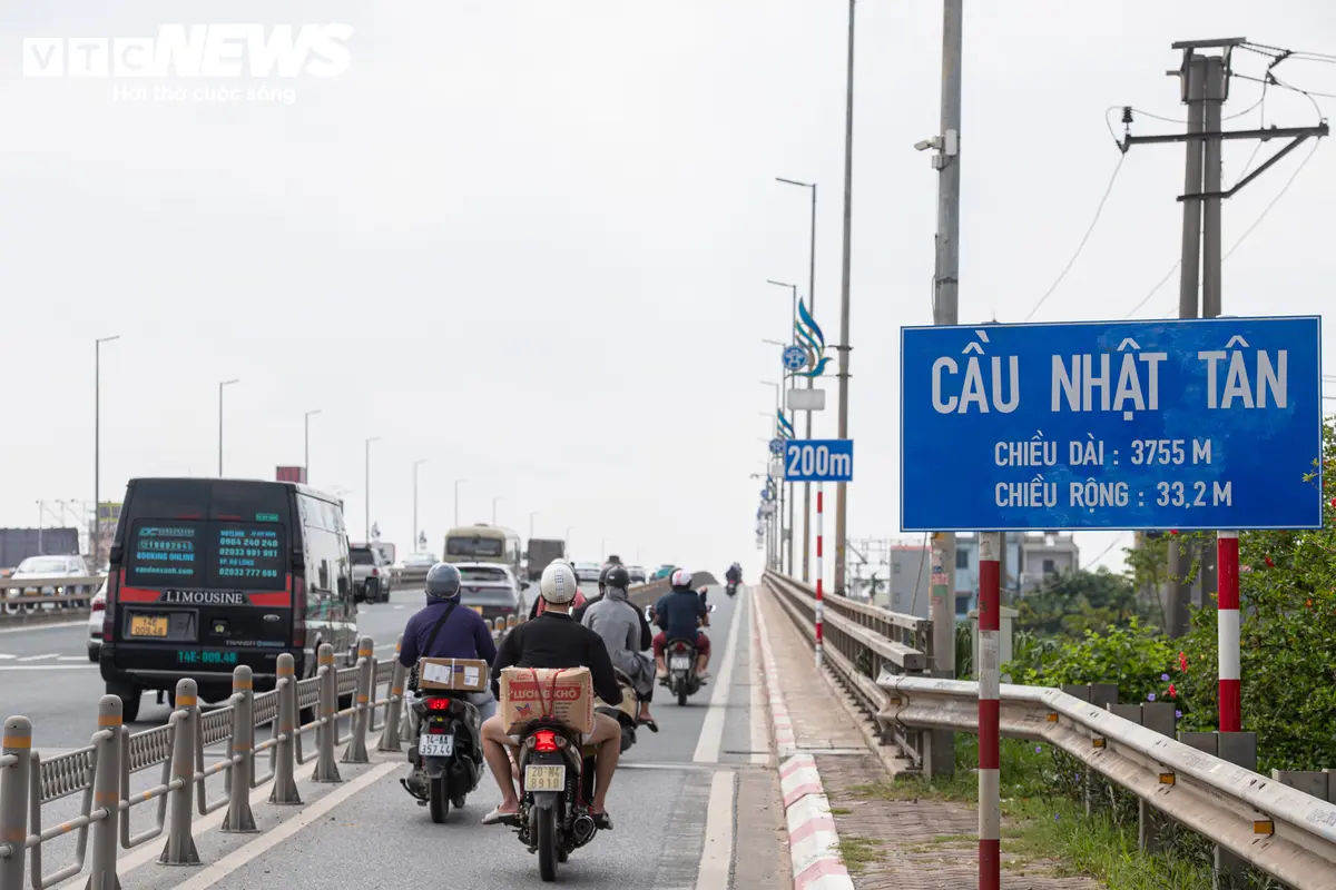 Ngày đầu giữ khoảng cách, ô tô nối đuôi, di chuyển chậm qua cầu Nhật Tân
