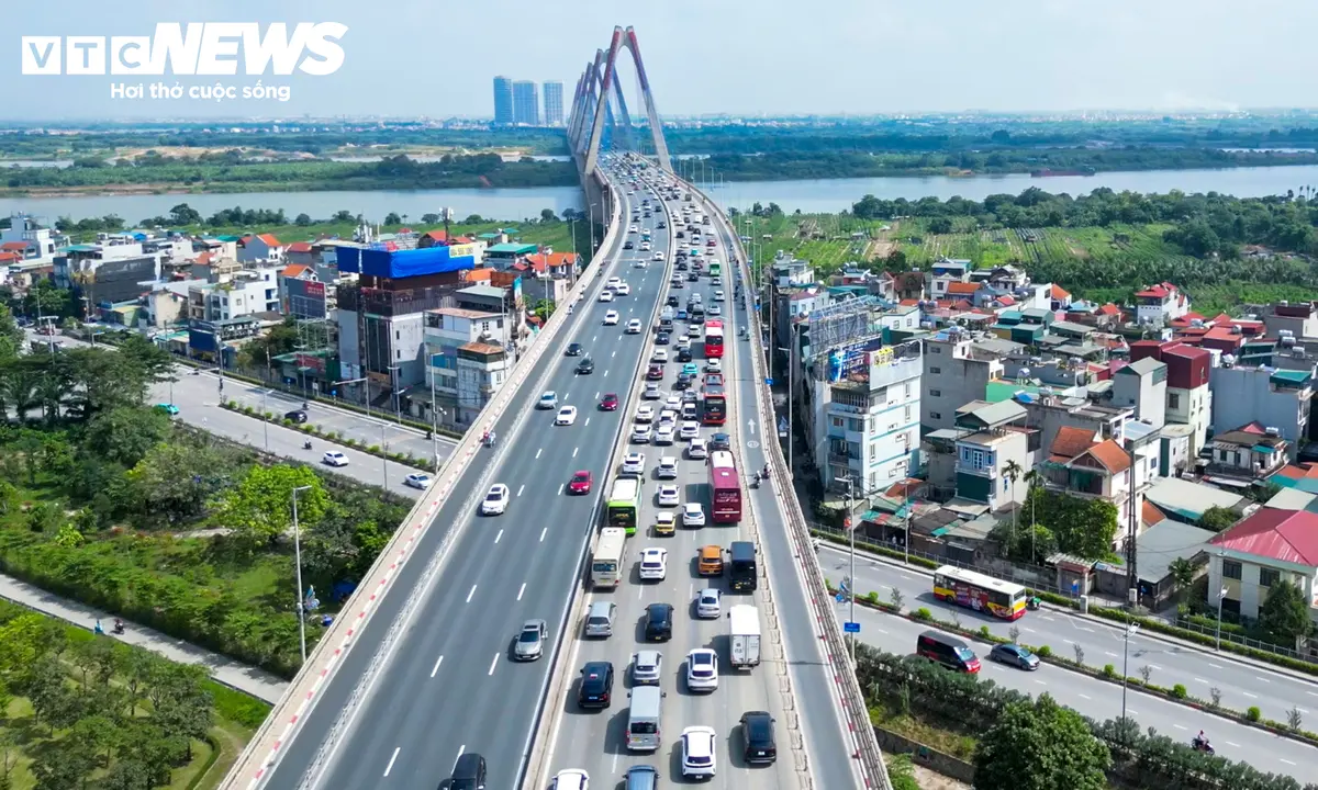 Ngày đầu giữ khoảng cách, ô tô nối đuôi, di chuyển chậm qua cầu Nhật Tân