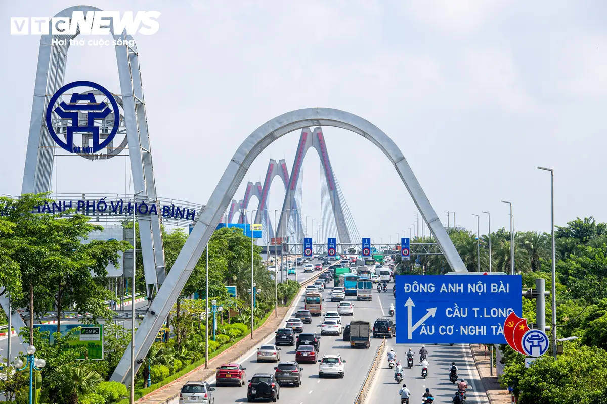 Ngày đầu giữ khoảng cách, ô tô nối đuôi, di chuyển chậm qua cầu Nhật Tân