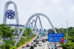 Biển báo khoảng cách trên cầu Nhật Tân để nhắc nhở chứ không phải để phạt tài xế