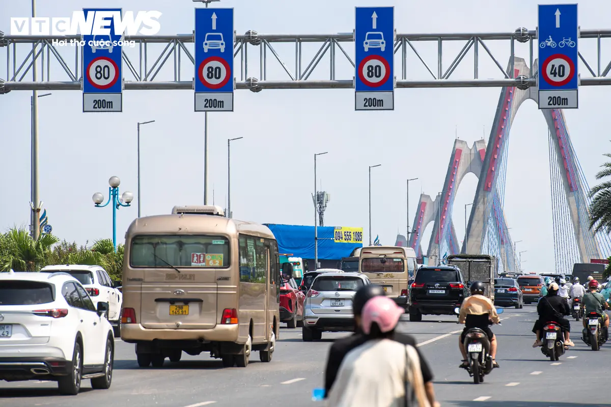 Ngày đầu giữ khoảng cách, ô tô nối đuôi, di chuyển chậm qua cầu Nhật Tân