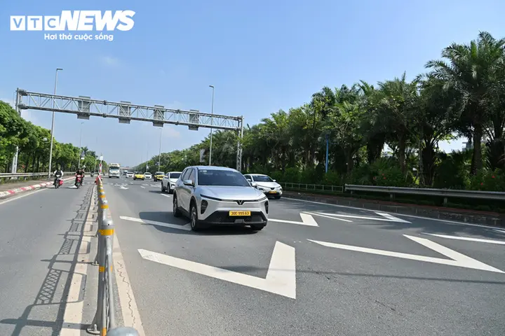 Cầu Nhật Tân được sơn, kẻ loạt biển báo, vạch đo khoảng cách