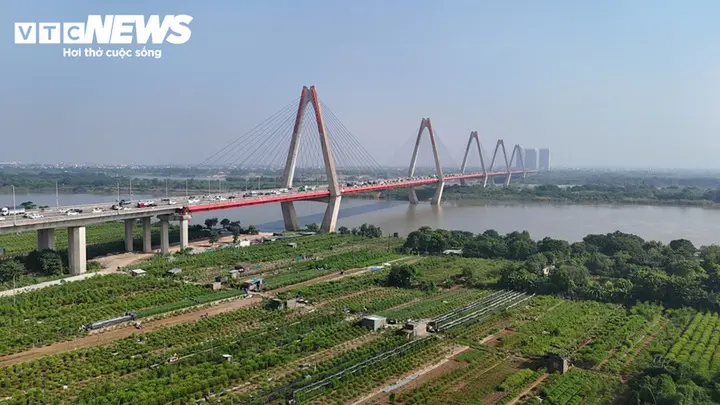 Cầu Nhật Tân được sơn, kẻ loạt biển báo, vạch đo khoảng cách