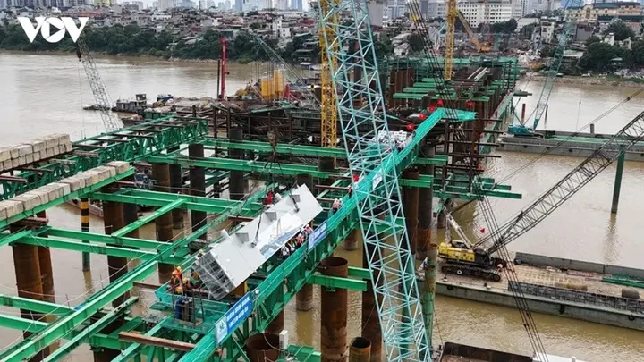 Hà Nội đóng đường đê Long Biên - Xuân Quan ban đêm để thi công cầu Trần Hưng Đạo