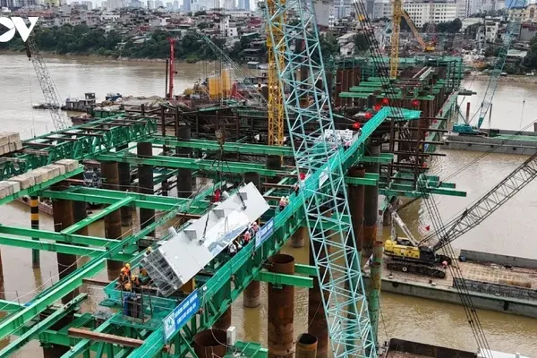 Hà Nội đóng đường đê Long Biên - Xuân Quan ban đêm để thi công cầu Trần Hưng Đạo