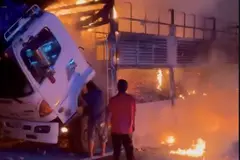 Ô tô chở gà con bốc cháy ngùn ngụt trên cao tốc Pháp Vân - Cầu Giẽ
