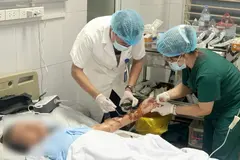 Lóc da, hở lộ xương sau khi bị chó nhà nuôi tấn công