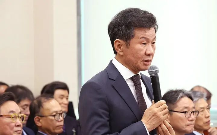 Vì sao 'sếp lớn' Barcelona, Real Madrid không bao giờ tranh ghế chủ tịch LĐBĐ?