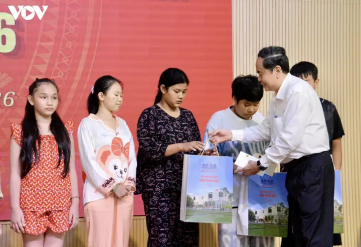 Chủ tịch Quốc hội thăm, tặng quà các bệnh nhi nhân Tết Trung thu 2026