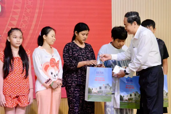 Chủ tịch Quốc hội thăm, tặng quà các bệnh nhi nhân Tết Trung thu 2026