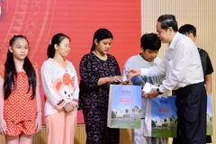 Chủ tịch Quốc hội thăm, tặng quà các bệnh nhi nhân Tết Trung thu 2026
