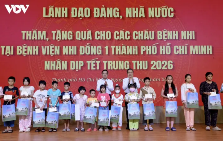 Chủ tịch Quốc hội thăm, tặng quà các bệnh nhi nhân Tết Trung thu 2026