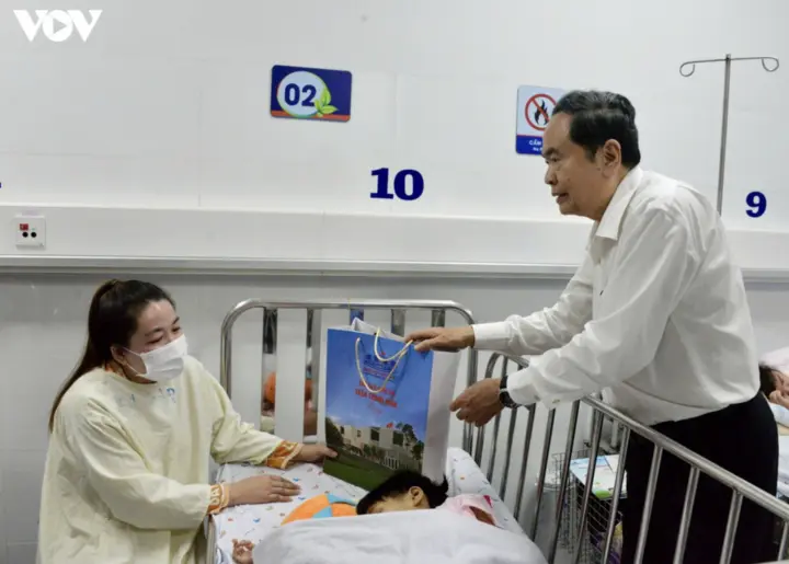 Chủ tịch Quốc hội thăm, tặng quà các bệnh nhi nhân Tết Trung thu 2026
