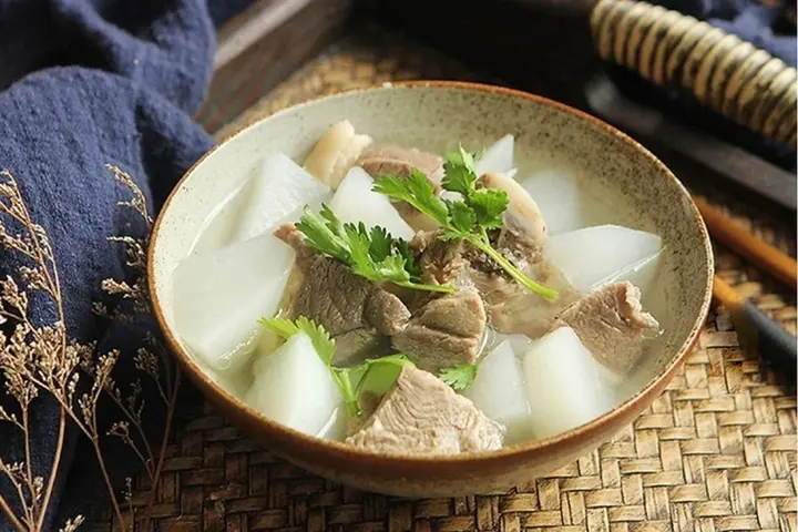 Vì sao mùa nóng nên ăn gừng , mùa rét nên ăn củ cải trắng?