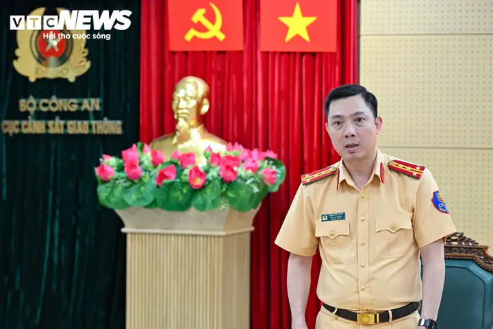 Giữ khoảng cách trên cầu Nhật Tân: CSGT nói không đặt xử phạt lên hàng đầu