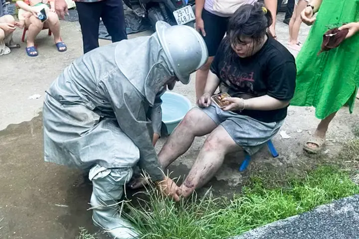 Cháy nhà 5 tầng ở Hà Nội, cảnh sát giải cứu 2 người mắc kẹt