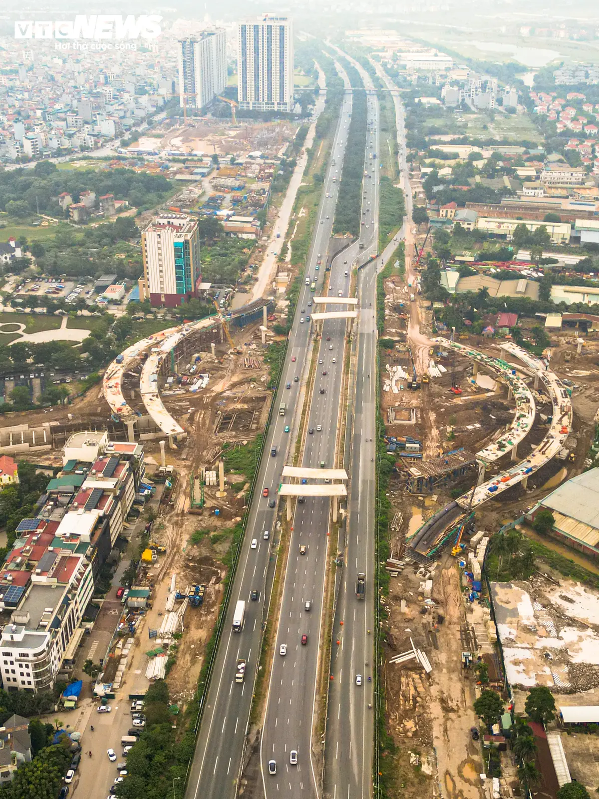 Nút giao nhiều tầng dần thành hình ở phía Tây Hà Nội