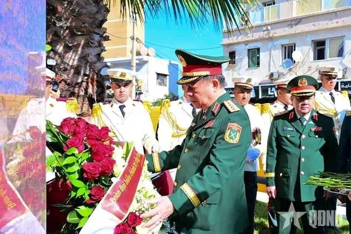 Đại tướng Nguyễn Trọng Nghĩa dâng hoa tưởng niệm Chủ tịch Hồ Chí Minh ở Algeria