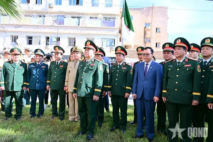 Đại tướng Nguyễn Trọng Nghĩa dâng hoa tưởng niệm Chủ tịch Hồ Chí Minh ở Algeria