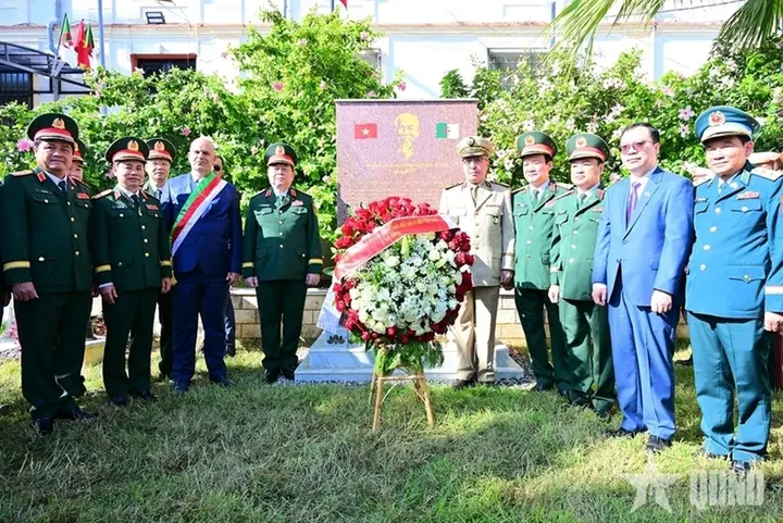 Đại tướng Nguyễn Trọng Nghĩa dâng hoa tưởng niệm Chủ tịch Hồ Chí Minh ở Algeria