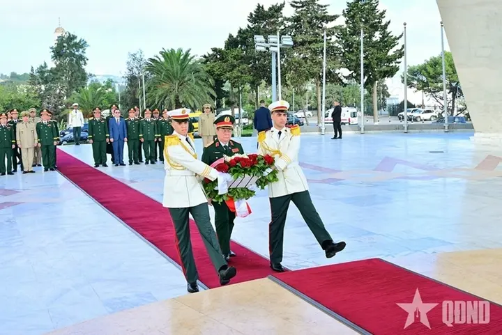 Đại tướng Nguyễn Trọng Nghĩa dâng hoa tưởng niệm Chủ tịch Hồ Chí Minh ở Algeria
