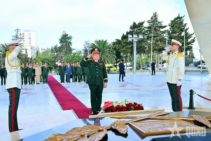 Đại tướng Nguyễn Trọng Nghĩa dâng hoa tưởng niệm Chủ tịch Hồ Chí Minh ở Algeria