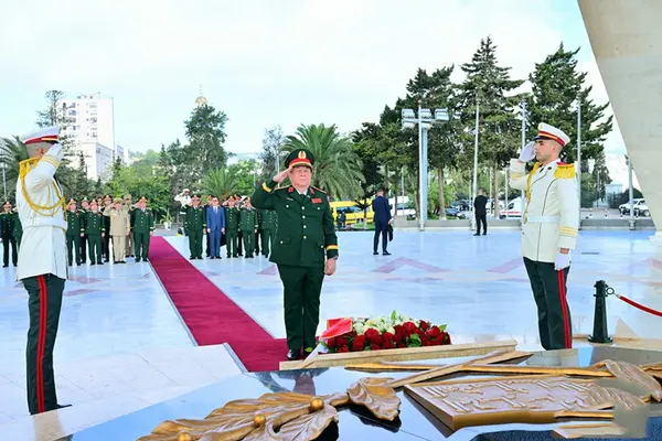 Đại tướng Nguyễn Trọng Nghĩa dâng hoa tưởng niệm Chủ tịch Hồ Chí Minh ở Algeria