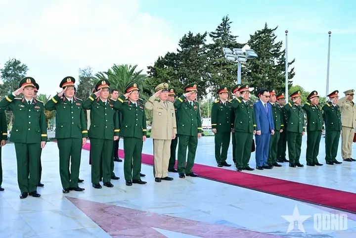 Đại tướng Nguyễn Trọng Nghĩa dâng hoa tưởng niệm Chủ tịch Hồ Chí Minh ở Algeria