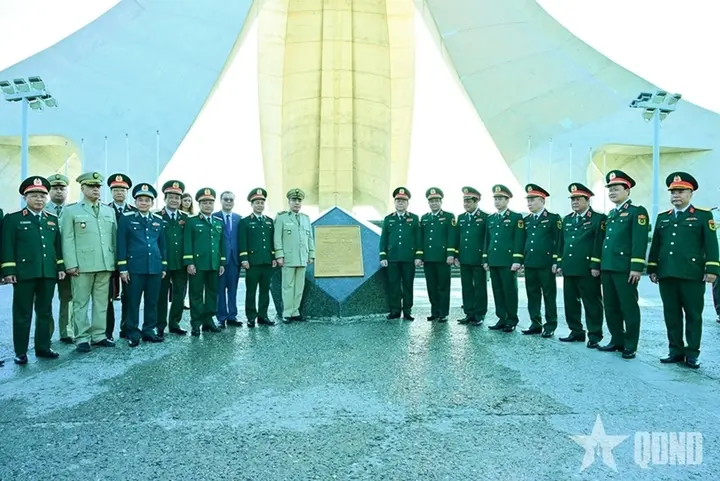 Đại tướng Nguyễn Trọng Nghĩa dâng hoa tưởng niệm Chủ tịch Hồ Chí Minh ở Algeria