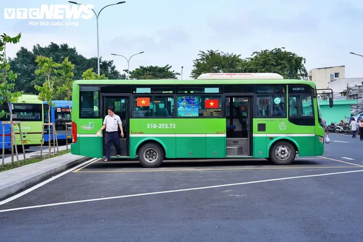 Diện mạo của bến xe buýt cửa ngõ TP.HCM sau khi chỉnh trang