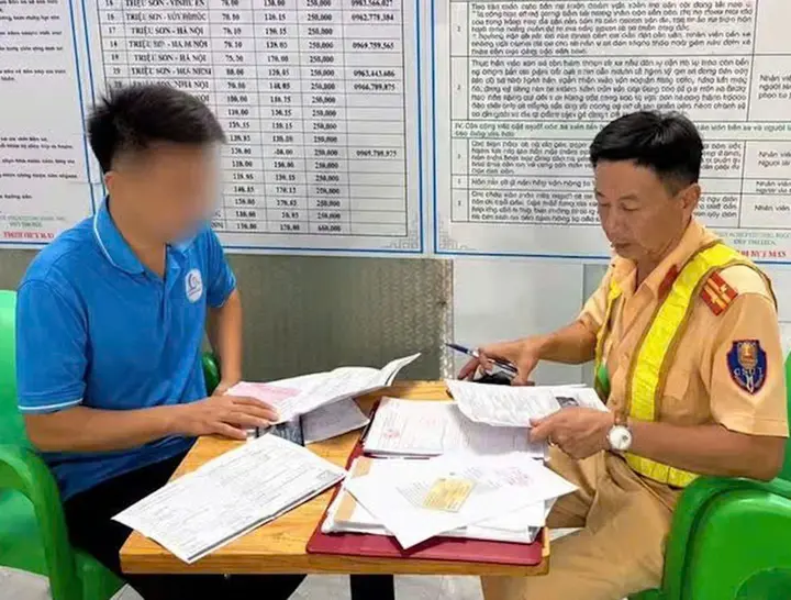 Xử phạt tài xế xe khách nghe điện thoại khi lái xe, không đeo dây an toàn