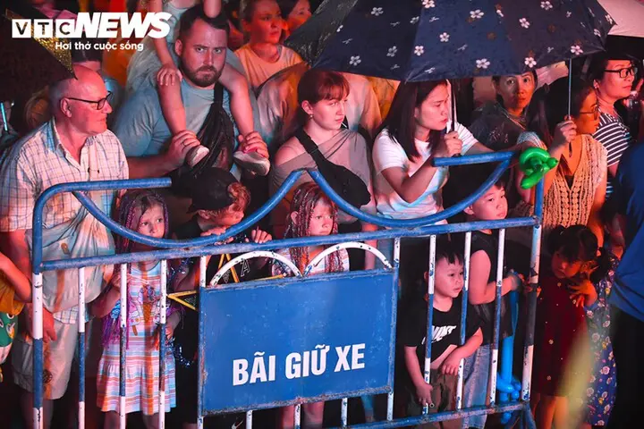 Mưa lớn, du khách nước ngoài vẫn hòa mình vào đêm Trung thu ở Nha Trang