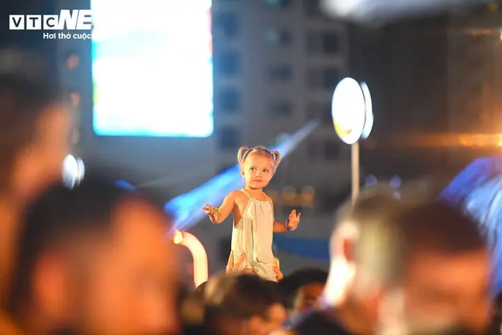 Mưa lớn, du khách nước ngoài vẫn hòa mình vào đêm Trung thu ở Nha Trang