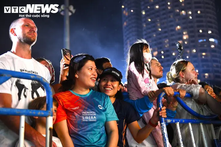 Mưa lớn, du khách nước ngoài vẫn hòa mình vào đêm Trung thu ở Nha Trang