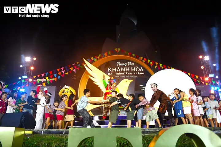 Mưa lớn, du khách nước ngoài vẫn hòa mình vào đêm Trung thu ở Nha Trang
