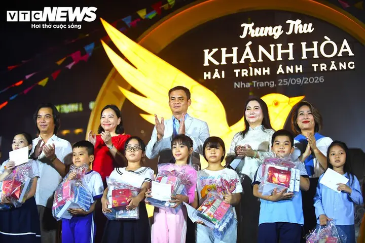 Mưa lớn, du khách nước ngoài vẫn hòa mình vào đêm Trung thu ở Nha Trang