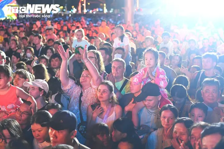 Mưa lớn, du khách nước ngoài vẫn hòa mình vào đêm Trung thu ở Nha Trang