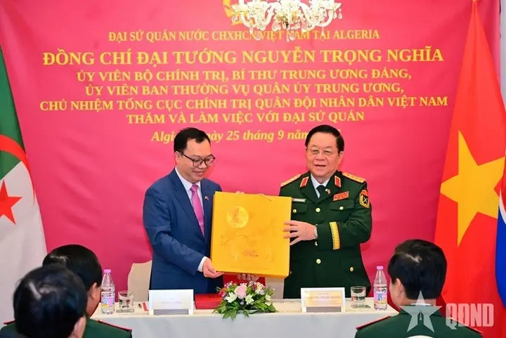 Đại tướng Nguyễn Trọng Nghĩa thăm Đại sứ quán Việt Nam tại Algeria
